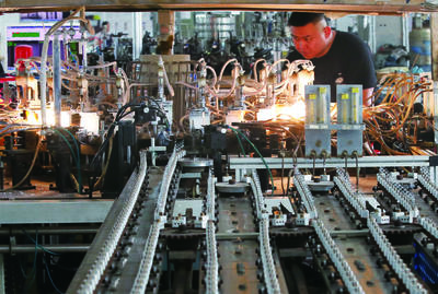 光電器件生產(chǎn)車(chē)間的繁忙景象 科技與效率的交響曲